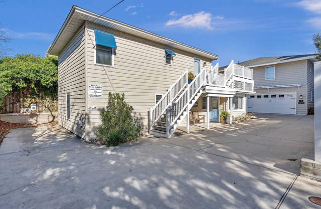 Blue Heaven - A Dog Friendly North End Beach Cottage - Private Walk to Beach!