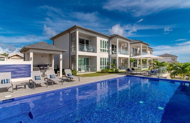 Blue Lace - 2 Bed Luxury Suite with Ocean and Pool View