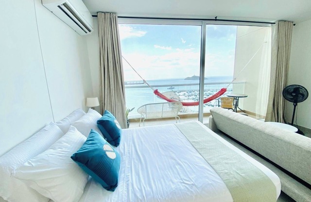Blue Loft *Oceanview Minimalist Studio in Marina * Rooftop Pool + Prime Location