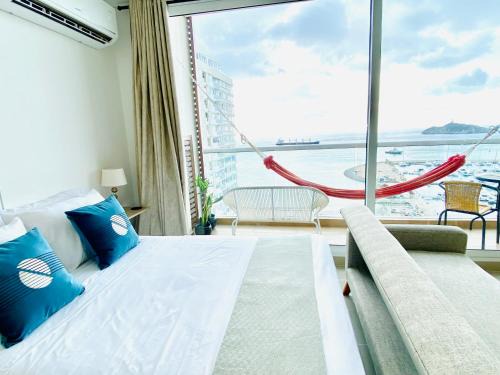 "Blue loft Oceanview Minimalist Studio in Marina Rooftop Pool Prime Location"
