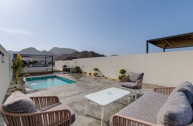 Blue Marble Beach 4BR Villa with AsstRm,Private Pool and Access to Floating Pier