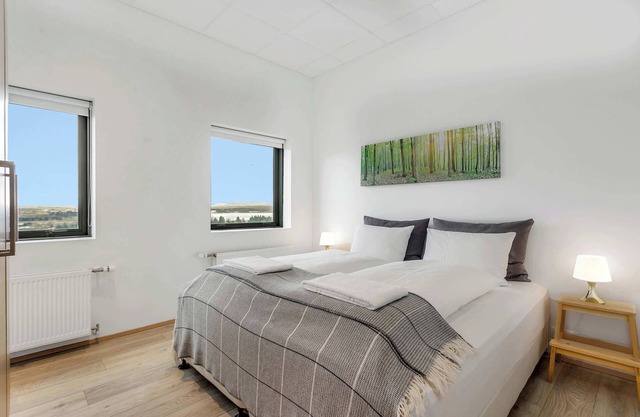 Blue Mountain Apartments - Corner Studio with View