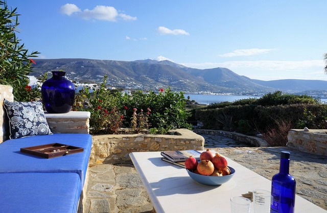 Blue Paradise: Comfy Beach Villa walking distance to the sea/pool access