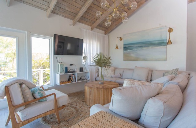 Blue Point Cottage, Blue Point Cottage - cozy home for families & couples - oceanfront w/hot tub!