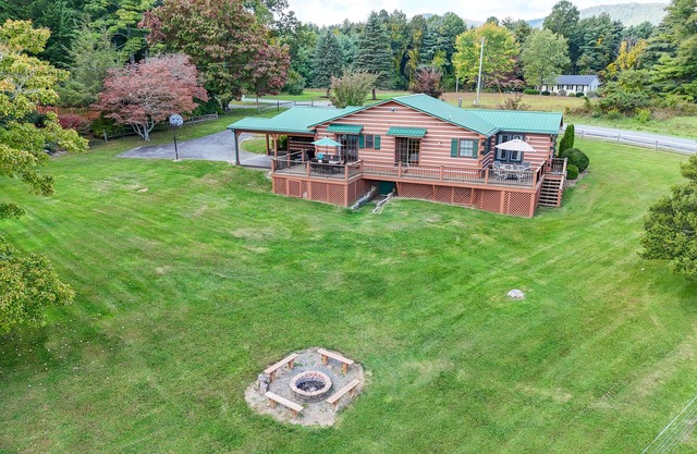 Blue Ridge Parkway House w/Mountain Scenery!