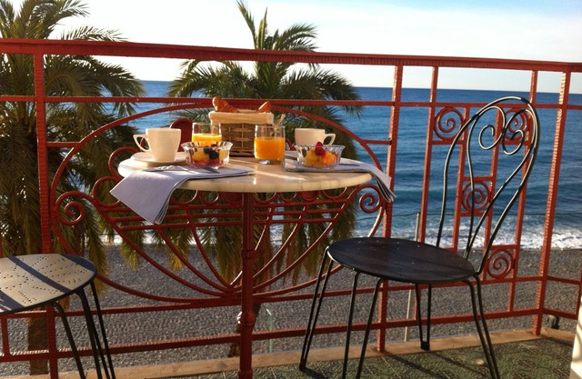 Blue Riviera: a splendid beachfront 1-bedroom apt w/stunning view