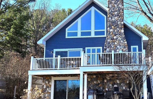 Blue Sky Clam Cottage | Waterfront | Clam Lake