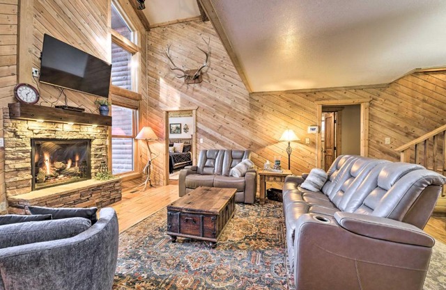 Blue Spruce Cabin with Hot Tub and Resort Amenities