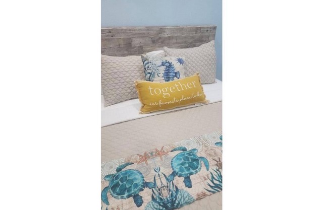 Blue Turtle 6-bedroom house in welcoming Nassau with WiFi, AC