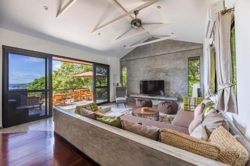 Blue View Amazing 3-Bedroom, Sea View Villa,