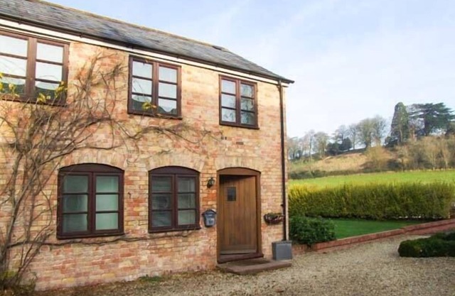BLUEBELL COTTAGE, family friendly, with a garden in Newnham-On-Severn