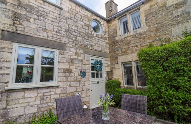 BLUEBELL COTTAGE, family friendly, with open fire in Box