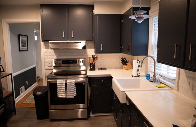 Bluebird Bungalow - Walk to Mayo, Shopping, and Kutzky Park - Newly Renovated
