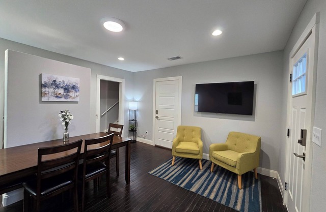 Bluebonnet Cottage Duplex in Downtown Denison-Perfect Blend of Charm & Comfort