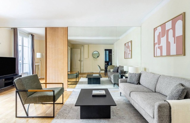 Blueground | Arc de Triomphe, nr Champs Elysées