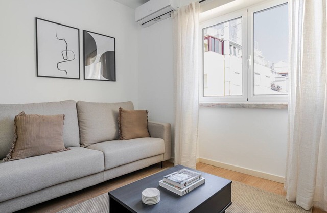 Blueground | Areeiro, balcony, nr Eduardo VII Park