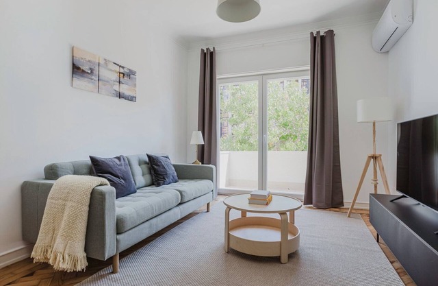 Blueground | Areeiro, furnished, washer, a/c