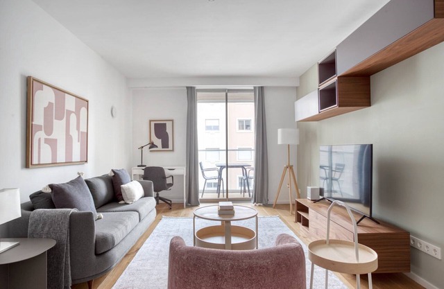 Blueground | Avenidas Novas, furniture & kitchen