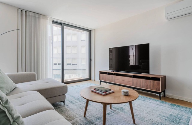 Blueground | Avenidas Novas, a/c, balcony, w/d