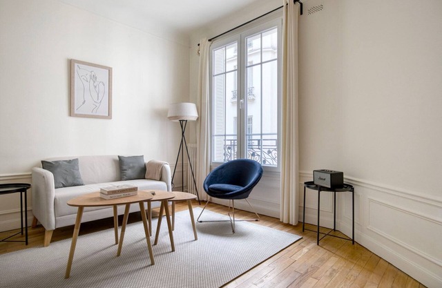 Blueground | La Marais, nr market & shopping