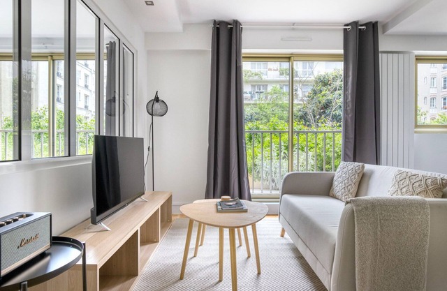 Blueground | Montmartre, nr Sacré Coeur