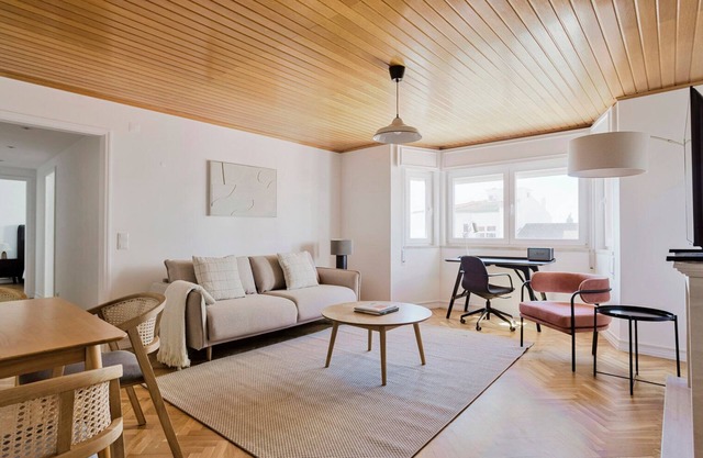 Blueground | Parede 2bd apartment