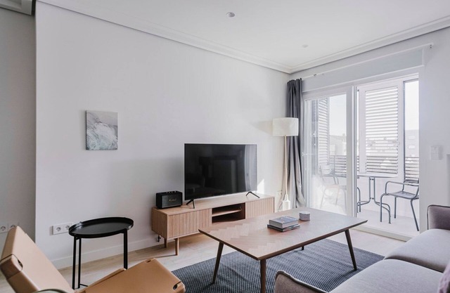 Blueground | Rios Rosas 3bd apartment