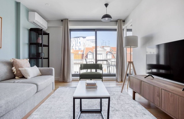 Blueground | Saldanha, balcony, furnished home