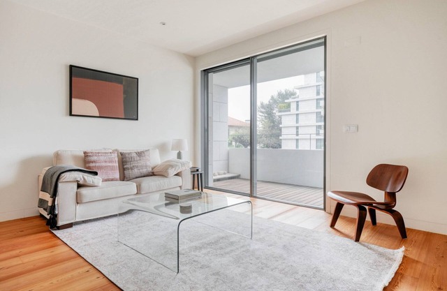 Blueground | Santo António, pool & garden