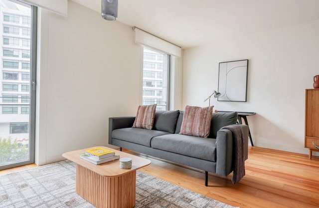 Blueground | Santo António, pool & garden