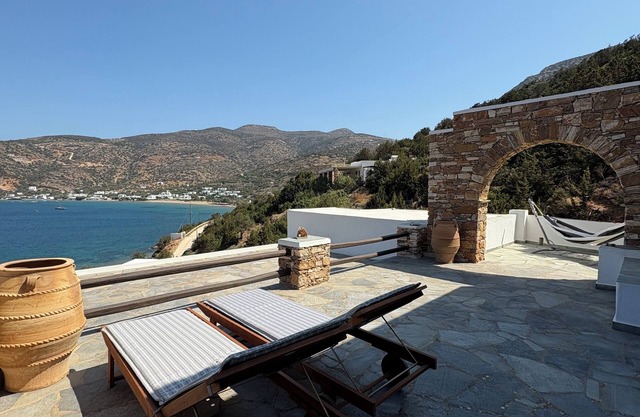 BlueWhite Villa ideal for families and friends, Vathi Sifnos