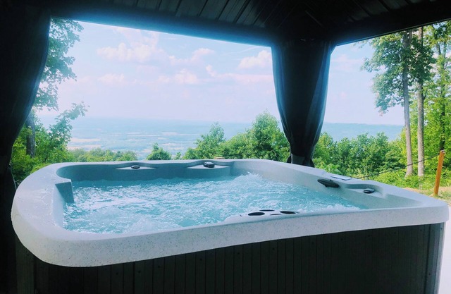 Bluff side retreat: luxury tent w/spa tub & breathtaking view near savage gulf