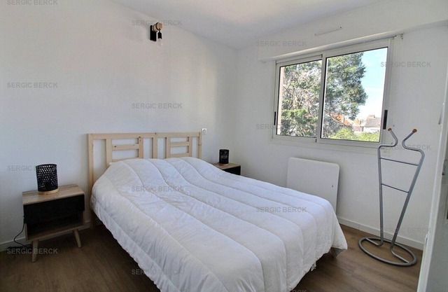 BM B 11 : Nice bright apartment 1 bedroom and 1 sleeping area for 4 people. Private park. 6 minutes from the.