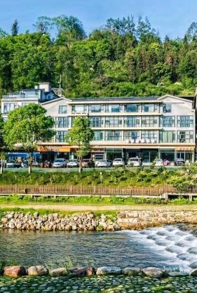 铂曼智慧酒店-Near the east gate of the Forest Park, about a 10-minute walk-There is a beautiful small river at the entrance-offers free self-service laundry and Attraction Tickets Serivce in advance