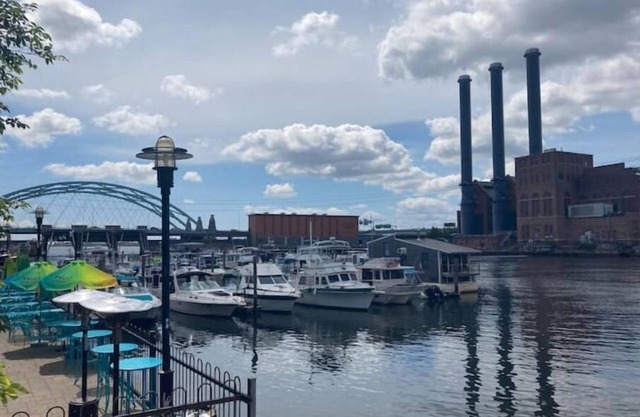 Boat Living in Downtown Providence on the River with Wi-Fi, steps to everything!