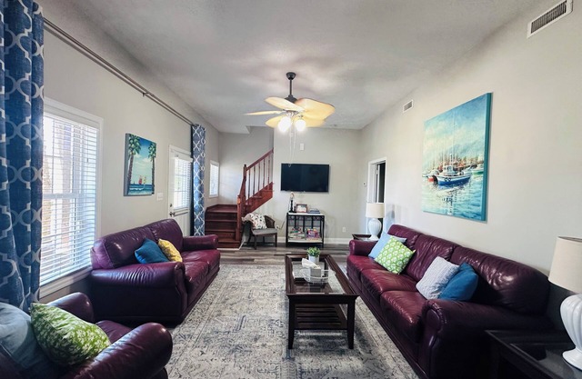 Boat & pet friendly. Minutes to Emerald Isle & a half mile to the boat ramp.