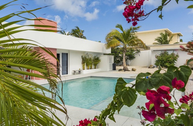 BOCA CATALINA 1 BEDROOM FULL KITCHEN STEPS TO BEACH