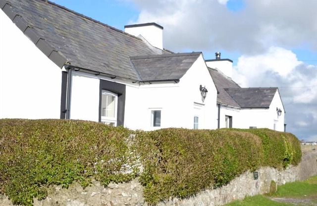 Bodwarren - a ground floor bedroom that sleeps 4 guests in 2 bedrooms