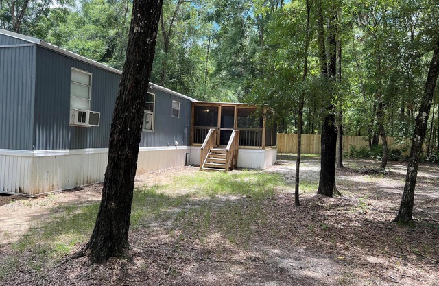 Bohemian Acres: Cozy 2-bedroom house in welcoming Branford, FL.