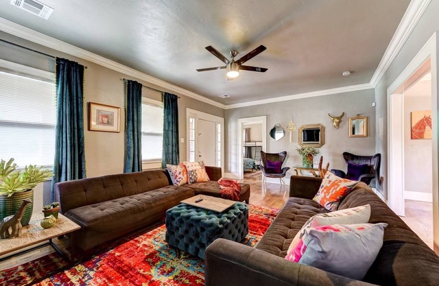 Boho Bungalow-walk to Plaza District