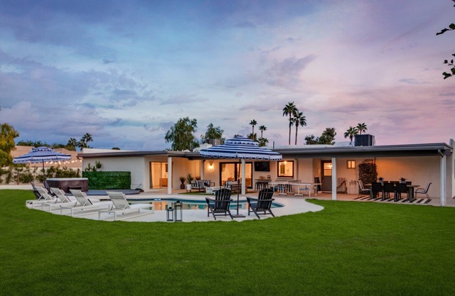 BOHO CHIC Luxury Getaway Sleeps 14+ W/9 hole Putting green