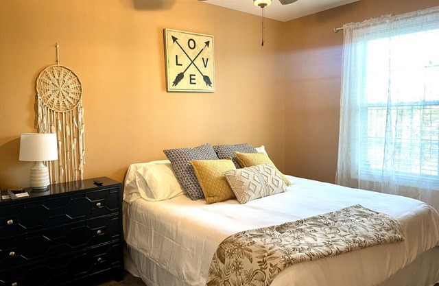 Boho Rehoboth condo-2bd/3.6mi to Beebe/.5mi outlets/walk to coffee!