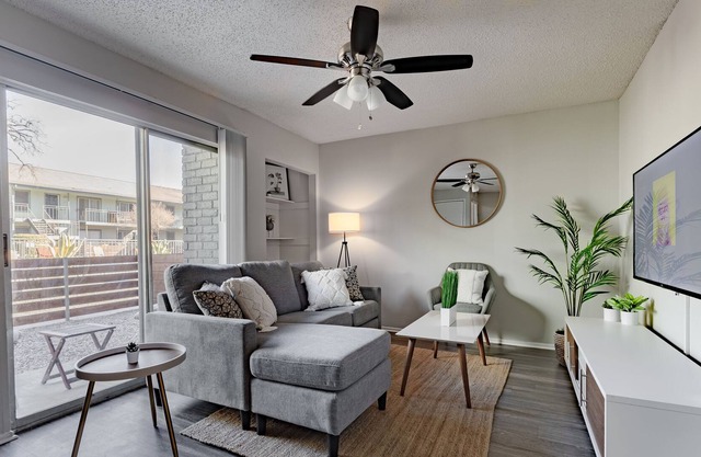 Boho Retreat in SoLa☼Sleeps 5☼King Bed☼WiFi☼2BR