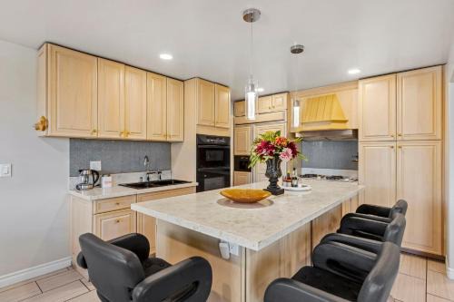 Bonita Home 4 Room- Local VIBE just 12 min to The Strip and Fremont