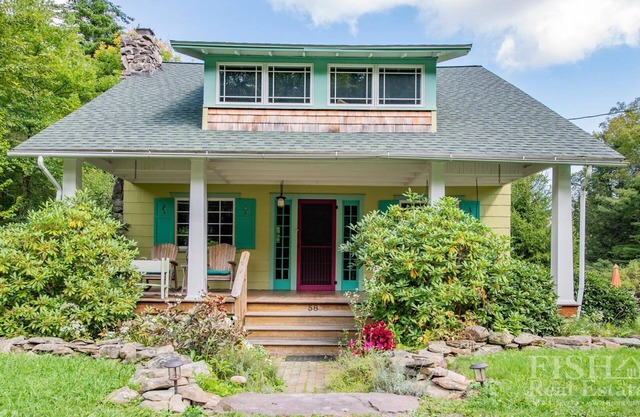 "Bonita's Bungalow" is a stone throw away from the center of town in Eagles Mere