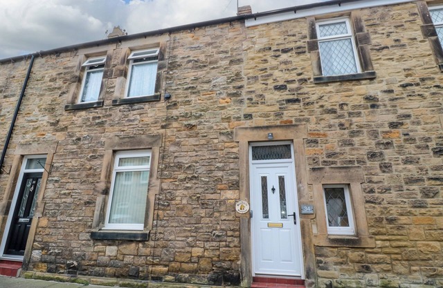 BONNIE'S RETREAT, pet friendly, character holiday cottage in Amble