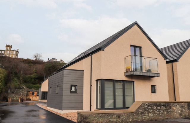 BONNIEVIEW, pet friendly, character holiday cottage in Lossiemouth