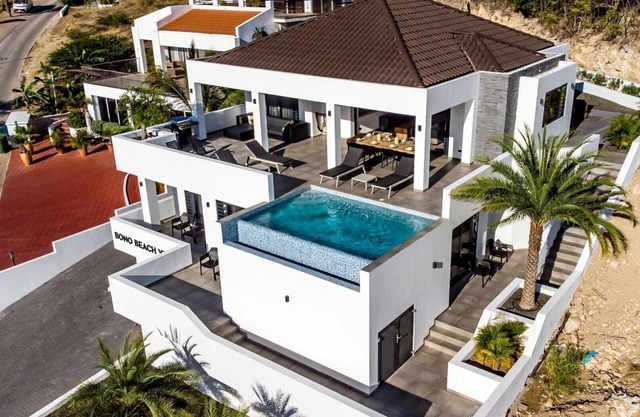 Bono Beach Villa for 10 people 2 min walk from Bluebay Beach!