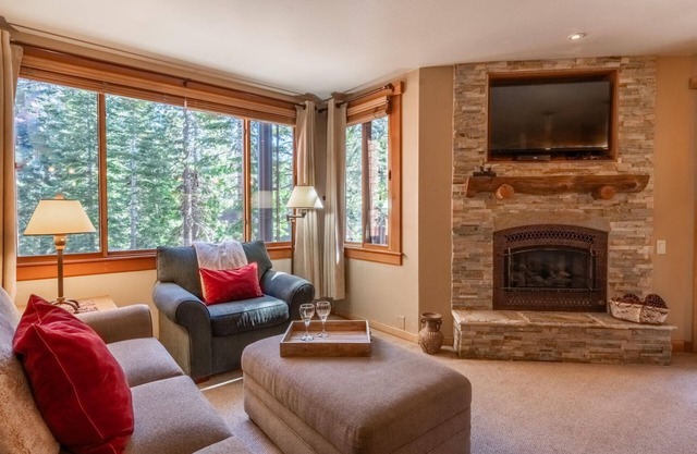 Book for Fall! Cozy Condo near Village of Northstar! Close to Chairlift!