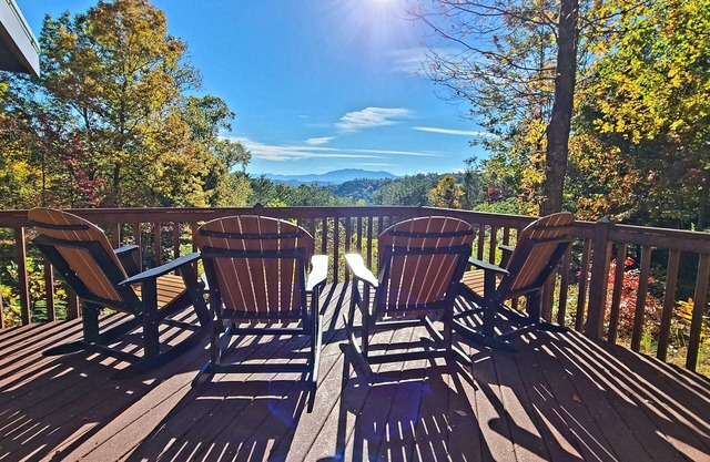 Book For Fall Ya'll - MNT Views - WiFi- King Beds - Fishing Themed - Hot Tub